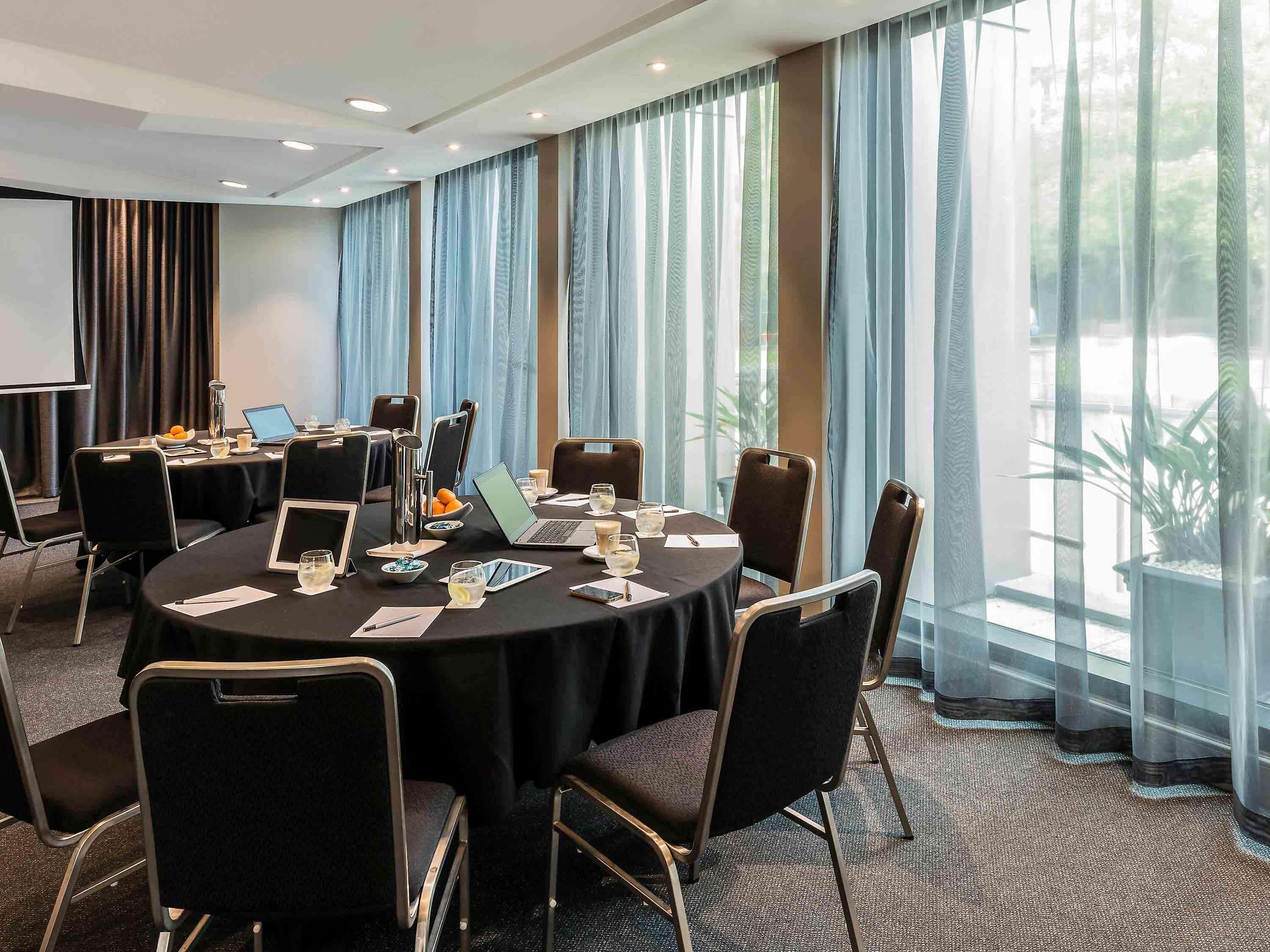 Quay West Suites Melbourne Kültér fotó Meeting room at the University of Adelaide Business School